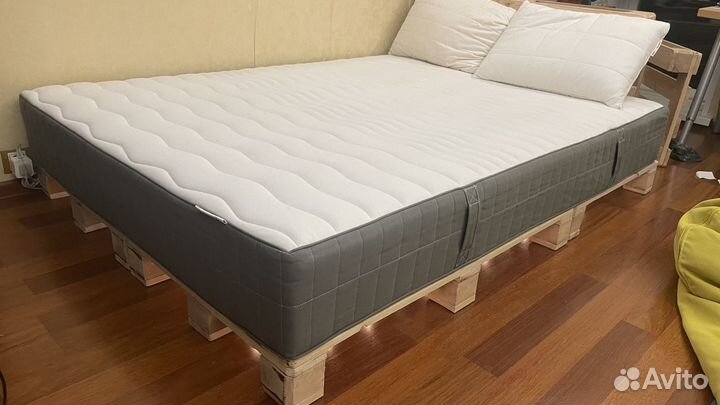 Кровать из паллет с подсветкой и матрас IKEA