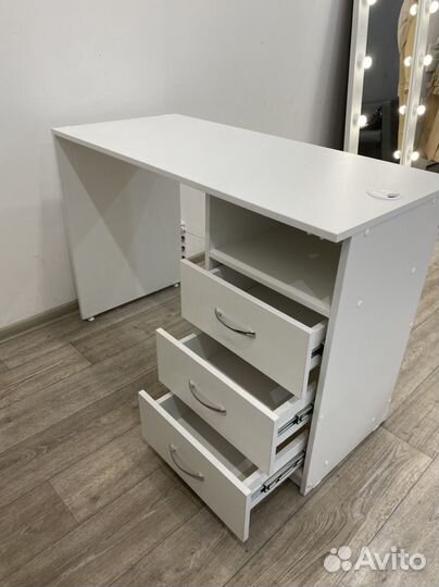 Стол для мастера маникюра