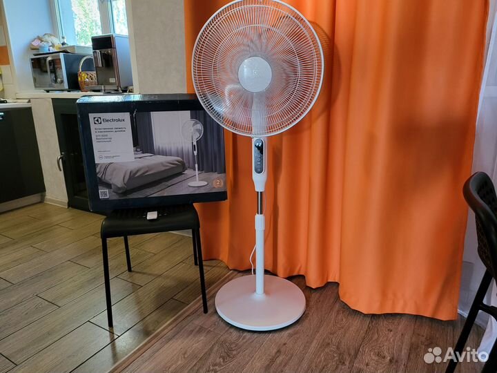 Вентилятор Electrolux EFF 1020i с пультом
