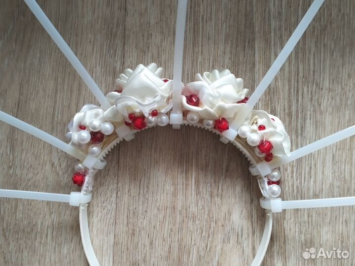 Ободок декоративный. Белые розы
