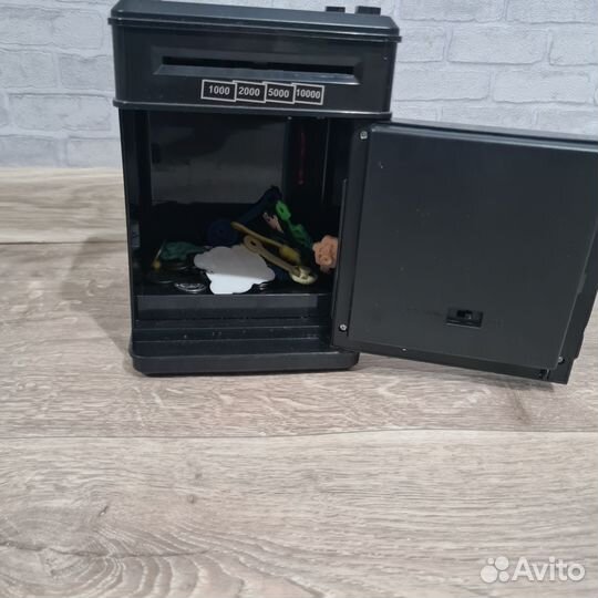 Игрушечный сейф