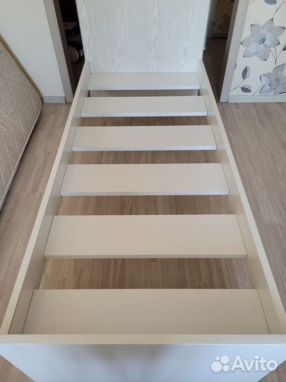 Кровать, шкаф и комод