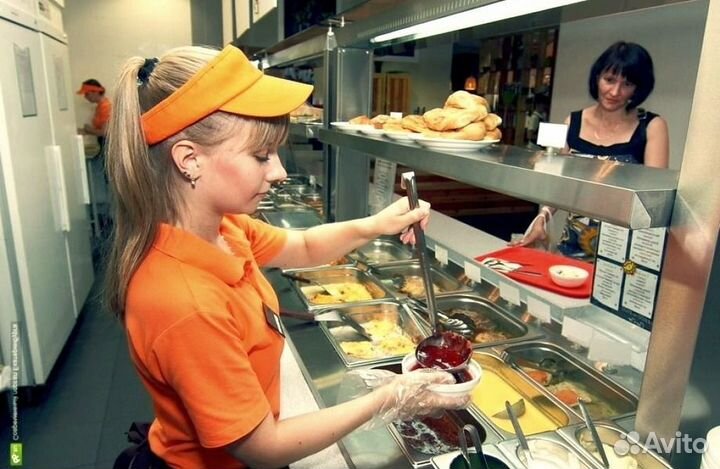 Повар раздачи в столовую