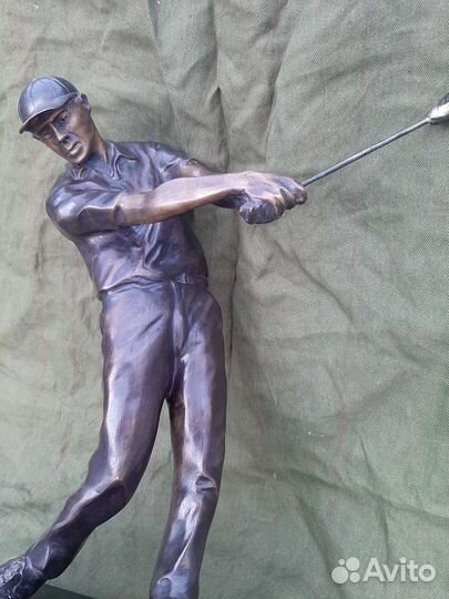 Стаьуэтка глльфиста бронза
