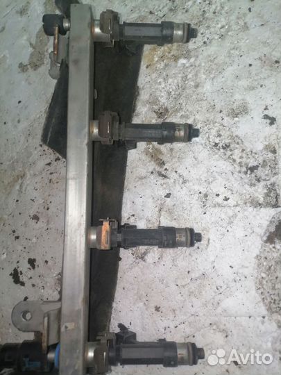 Топливная рампа в сборе с форсунками Опель Корса Д