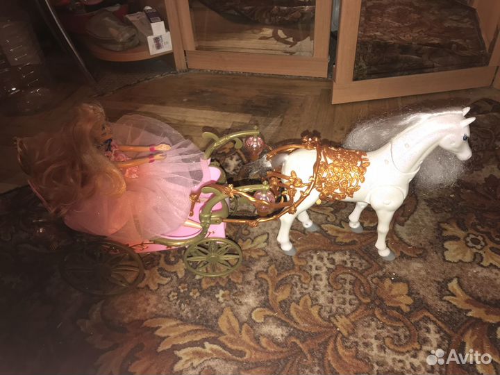 Карета с лошадью и много кукол