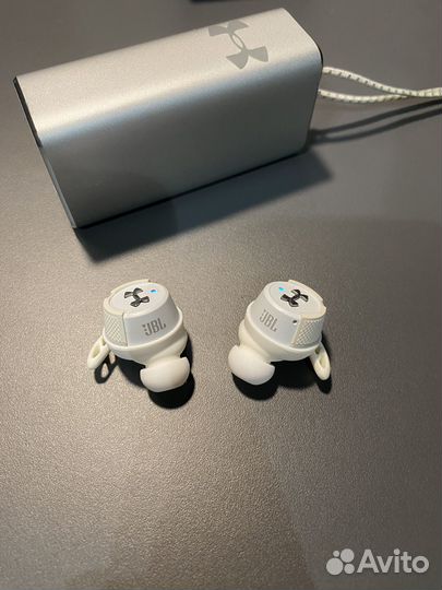 Спортивные беспроводные наушники JBL Under Armour