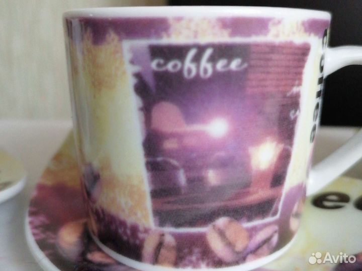 Три кофейные чашки с блюдцами