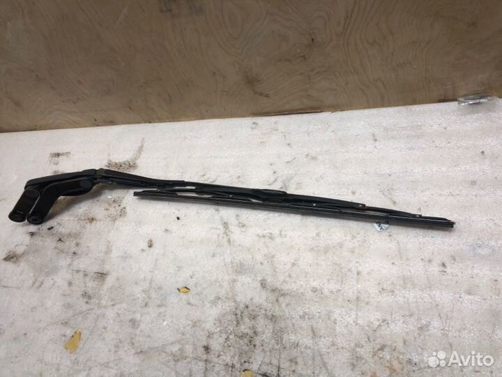 Поводок стеклоочистителя правый Mercedes-Benz