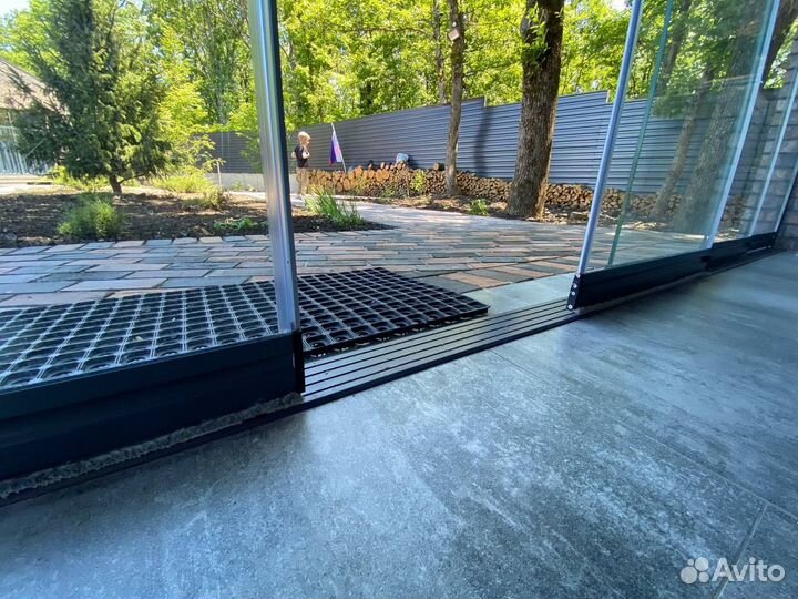 Безрамное остекление для лоджий, беседок и террас