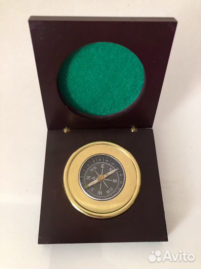 Сувенирный компас в деревянной шкатулке