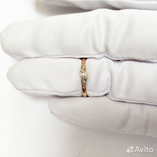 Кольцо с природным камнем Золото