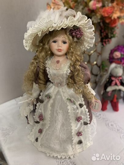 Фарфоровая коллекционная кукла