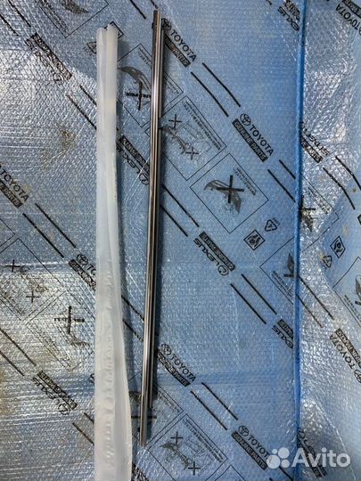 Накладка стекла задняя правая Toyota Land Cruiser