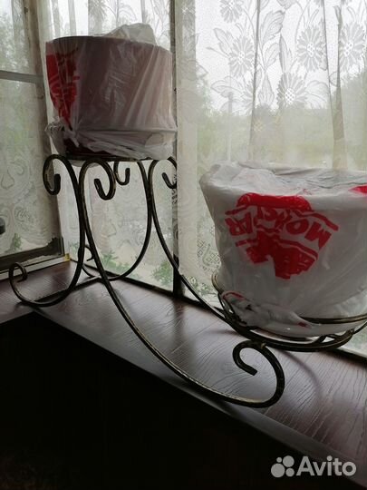 Подставка под цветы металлическая