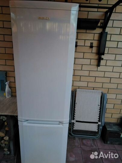Холодильник бу, высотой 2 метра, белый