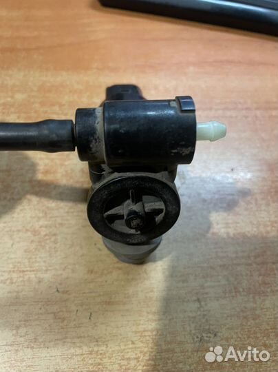 Моторчик стеклоомывателя Freelander 2 Land Rover