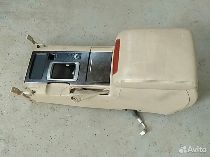 Подлокотник Toyota Land Cruiser 200