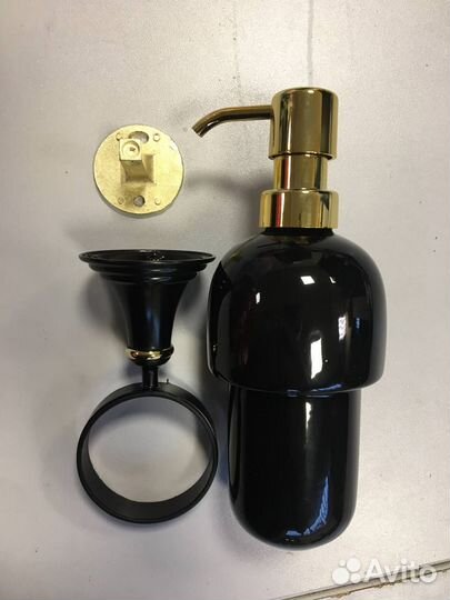 Дозатор чёрный для жидкого мыла подвесной