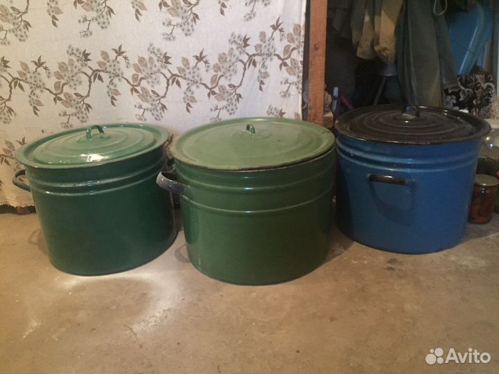 Различные большие кастрюли и чаши