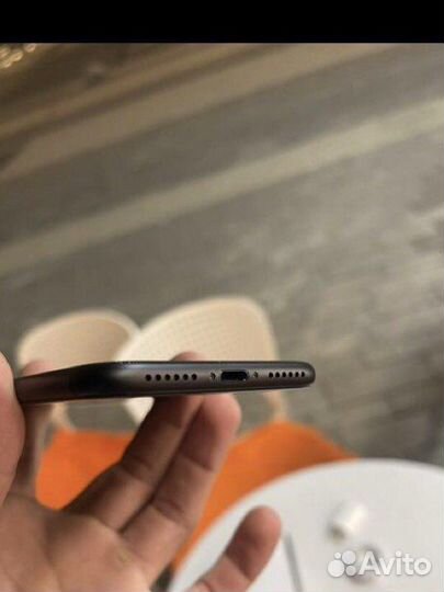 Телефон iPhone 8