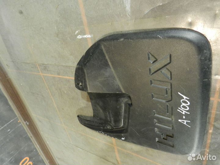 Брызговик передний левый - Toyota Hilux 8