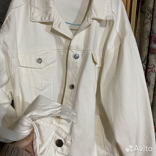 Белая джинсовка с принтом