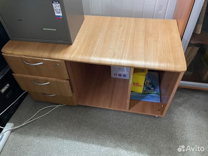 Стол офисный с приставным столиком и тумбой