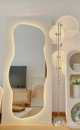 Зеркало неправильной формы с подсветкой