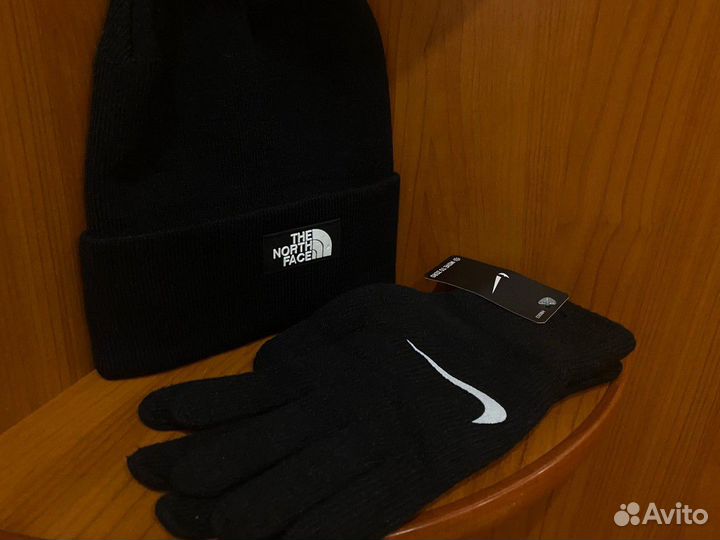 Шапка The North Face, перчатки Nike