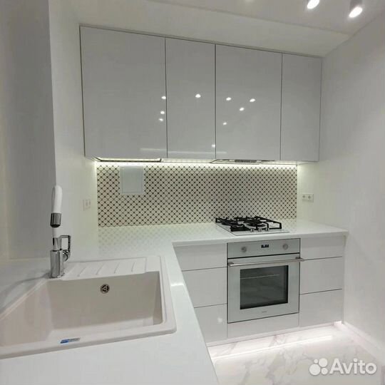 Светлая кухня в потолок в рассрочку