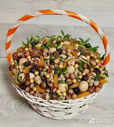 Корзины с орешками и сухофруктами