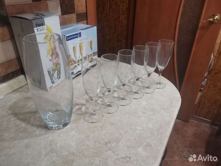 Бокалы и ваза для цветов