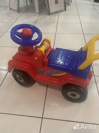 Машинка каталка с ручкой