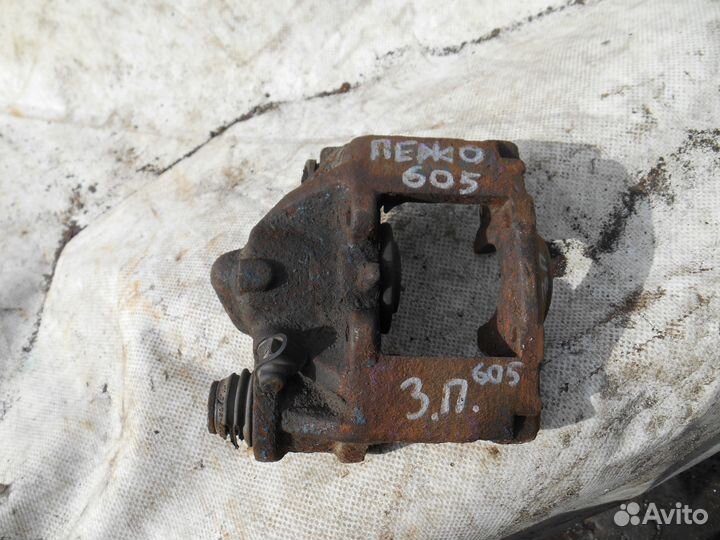 Задний правый суппорт Peugeot 605 Пежо 605