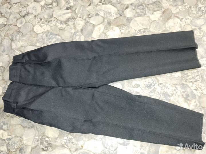 Белая рубашка и черные брюки