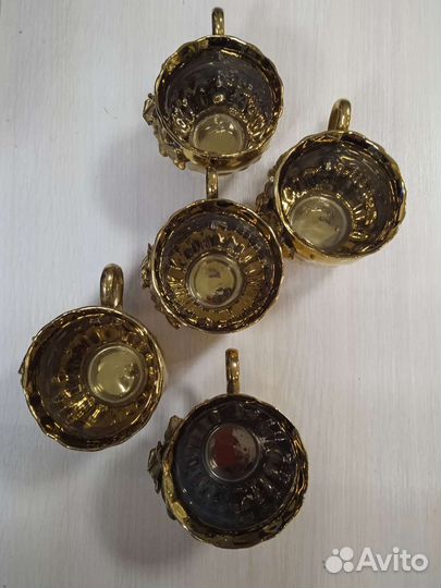 Кофейнын чашки золотистые розы