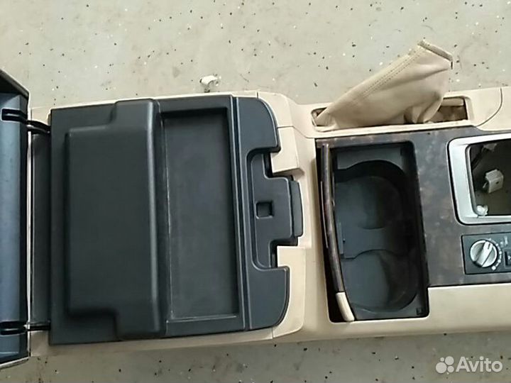 Подлокотник Toyota Land Cruiser 200