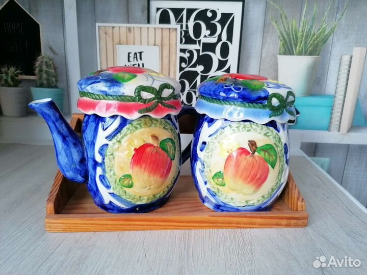 Заварочный чайник и сахарница