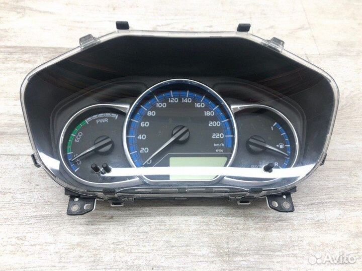 Щиток приборов Toyota Yaris Hibrid хэтчбек 1nzfxe