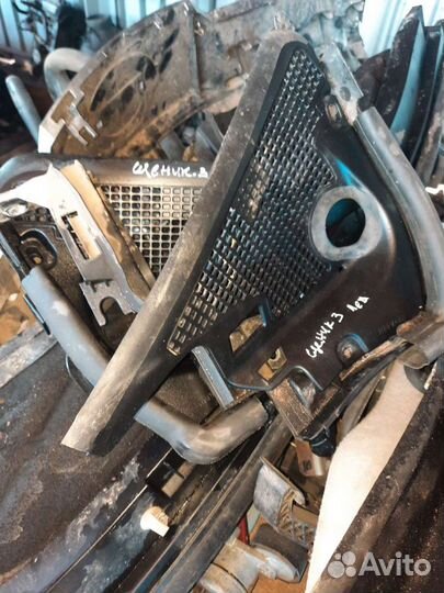 Решетка дворника Рено Сценик 3