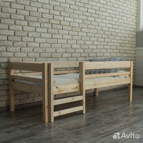 Детская кровать из дерева