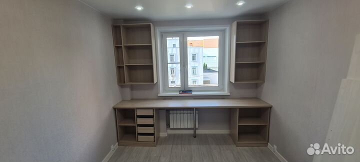 Рабочая зона в углу у окна