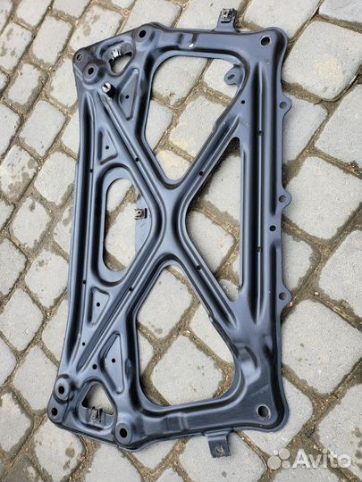 Мало б.у. траверса подрамника Audi A8 D4