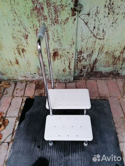 Ступеньки для ванной с поручнем