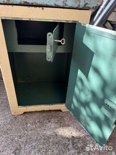 Сейф из металла заводской