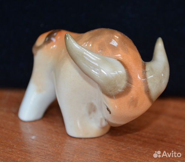 Мини фарфоровая статуэтка- коричневый бык.лфз