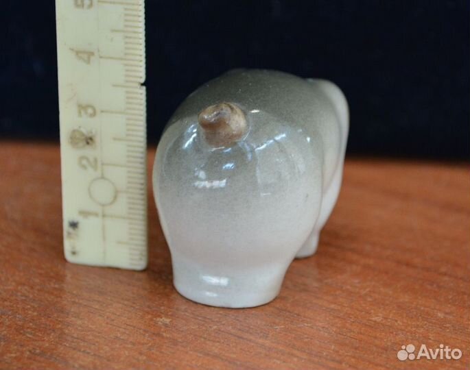 Мини фарфоровая статуэтка- поросенок коричневый