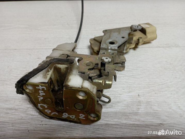 Замок двери задний левый Toyota Funcargo