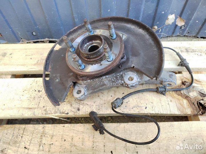 Поворотный кулак передний правый Opel Astra J